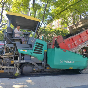 小空间大作为！福马组合低耗高效完成武汉自行车道摊铺